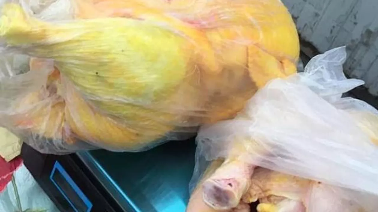 ALERTĂ ALIMENTARĂ! Carne VOPSITĂ cu GALBEN, pentru a fi vândută ca provenind de la păsări crescute în curte