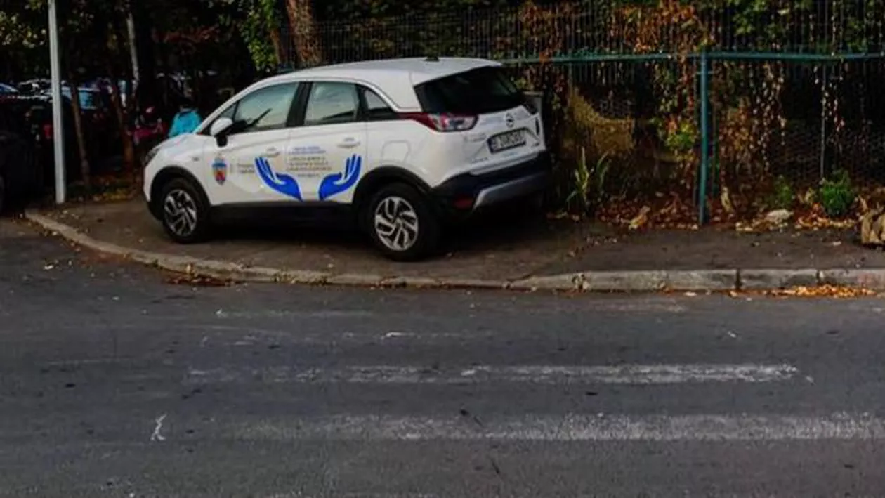 Primăria Capitalei își ÎNCALCĂ propriile reguli. O mașină a PMB, parcată pe trotuar, blocând accesul bucureștenilor la trecerea de pietoni (FOTO)