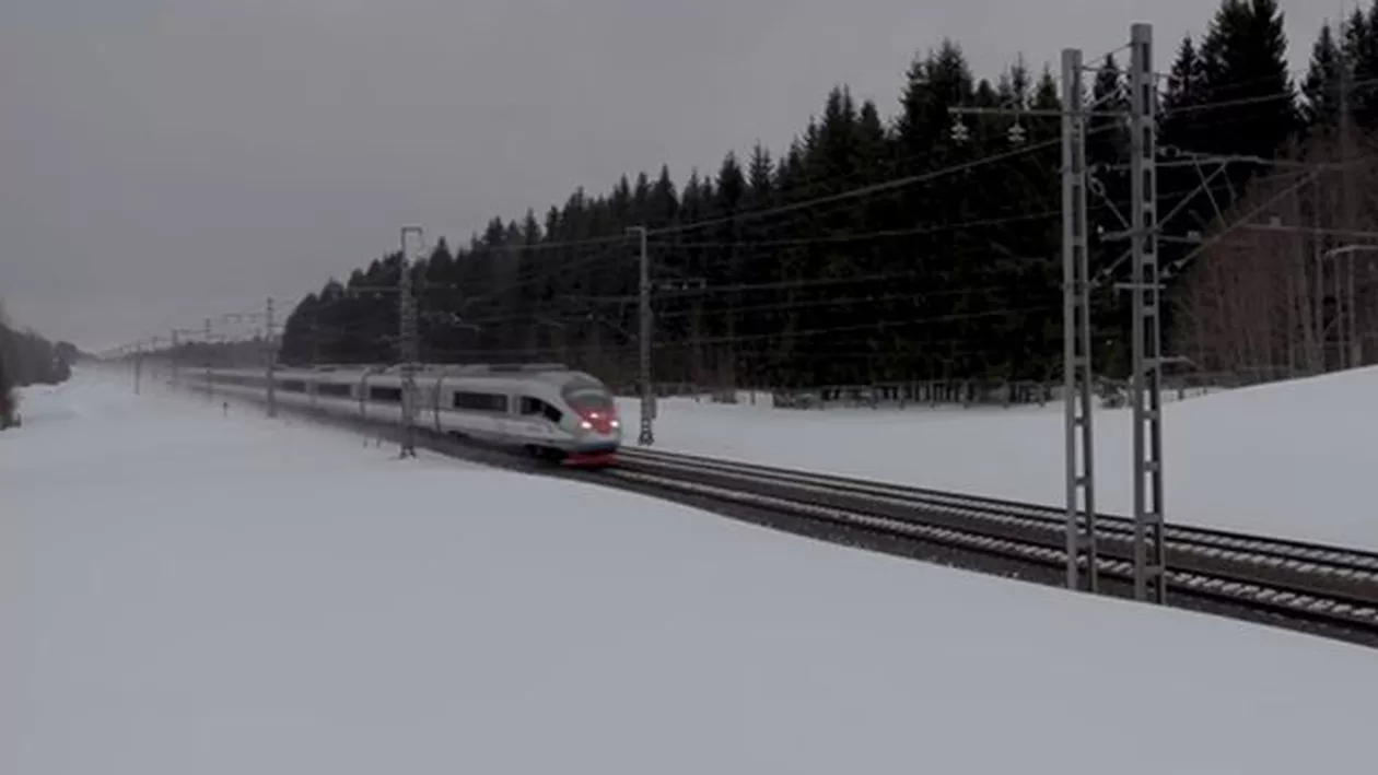 TREN DE MARE VITEZĂ în Rusia, între Moscova și St Petersburg. Peste 650 de km/h, străbătuți în 2 ore și 10 minute (VIDEO)