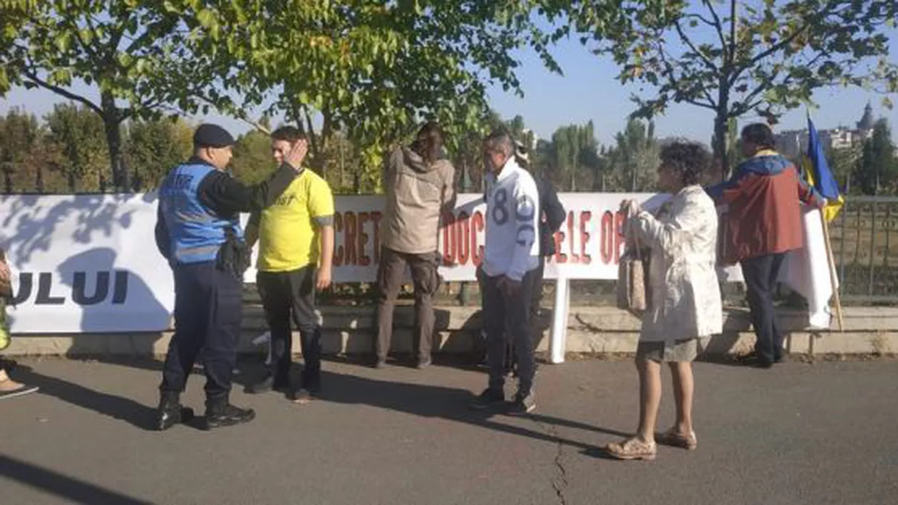 Protest în fața Parlamentului înainte de moțiunea de cenzură: Mai multe persoane cer 'depolitizarea instituțiilor statuluiț' (GALERIE FOTO)