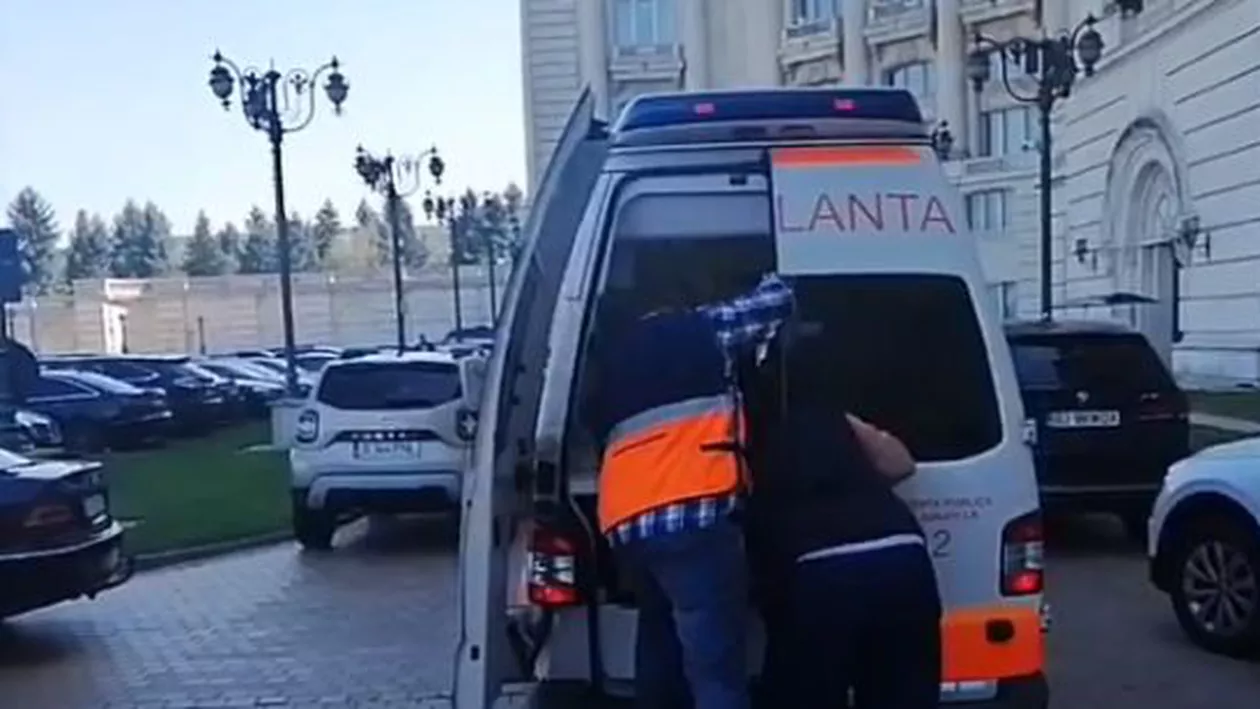 Momente stânjenitoare la Parlament: Brancardierii nu au reușit să dechisă ușa ambulanței cu care a fost adus senatorul Vasile-Cristian Lungu (FOTO, VIDEO)