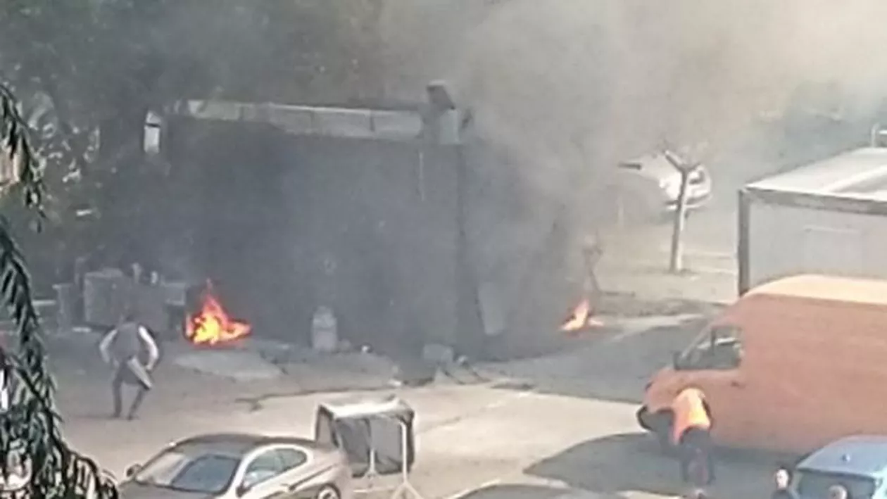 INCENDIU PUTERNIC ÎN CAPITALĂ. O rulotă în care se prepara mâncare a luat foc în centrul Bucureștiului (FOTO)