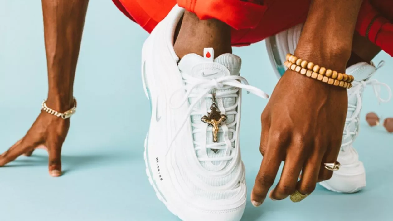 HALUCINANT: S-au lansat pe piață PANTOFII LUI IISUS, de la Nike, cu agheasmă în talpă și crucifix la șireturi! (GALERIE FOTO)