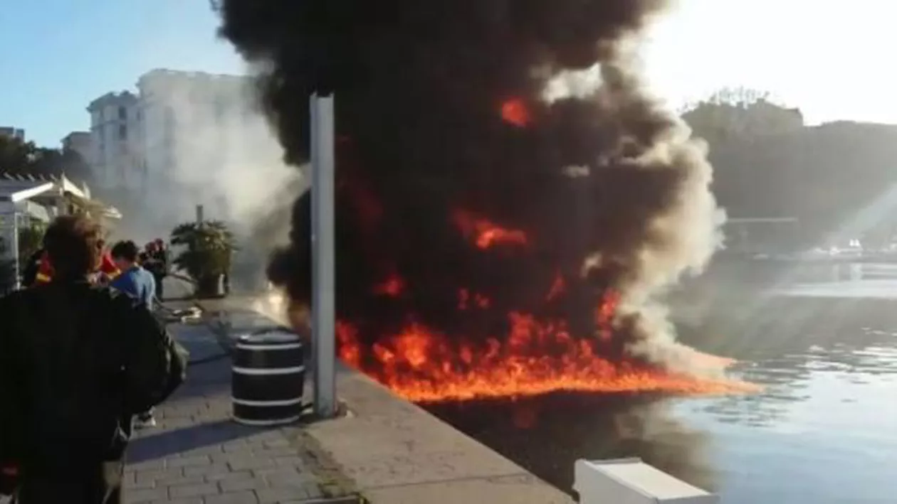 INCENDIU în PORTUL TOMIS din Constanța! O ambarcațiune A LUAT FOC! Pompierii au intervenit DE URGENȚĂ (VIDEO)