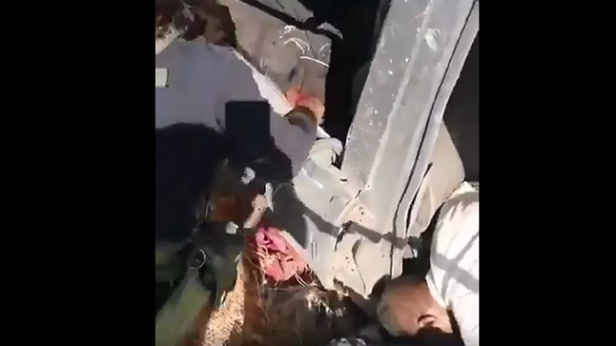 Momentul în care mai multe persoane încearcă să scoată victimele unui atac dintr-o maşină prinsă între luptele dintre armata turcă şi kurzi (VIDEO)