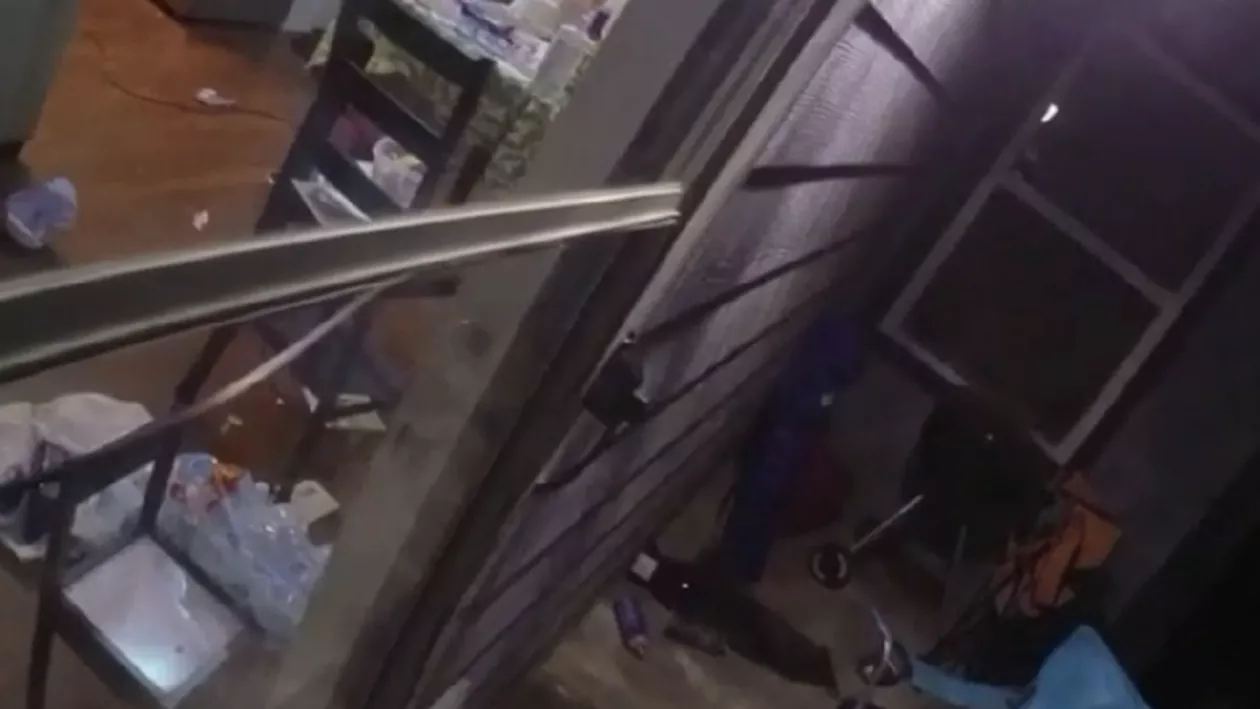 O femeie a fost împuşcată de poliţistul care trebuia să-i verifice starea chiar în faţa nepotului de 8 ani (VIDEO)