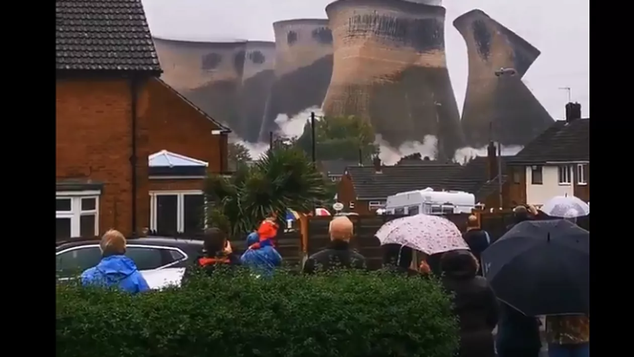 Demolarea spectaculoasă a mai multor turnuri de răcire ale unei centrale (VIDEO)