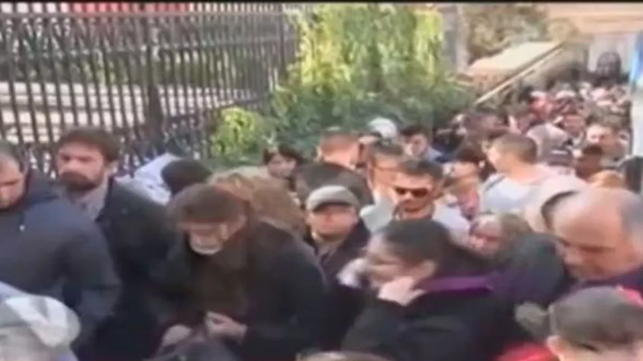 Cozi de kilometri întregi în jurul raclei Sfintei Parascheva. SMURD-ul şi jandarmii au intervenit de peste 300 de ori (VIDEO)