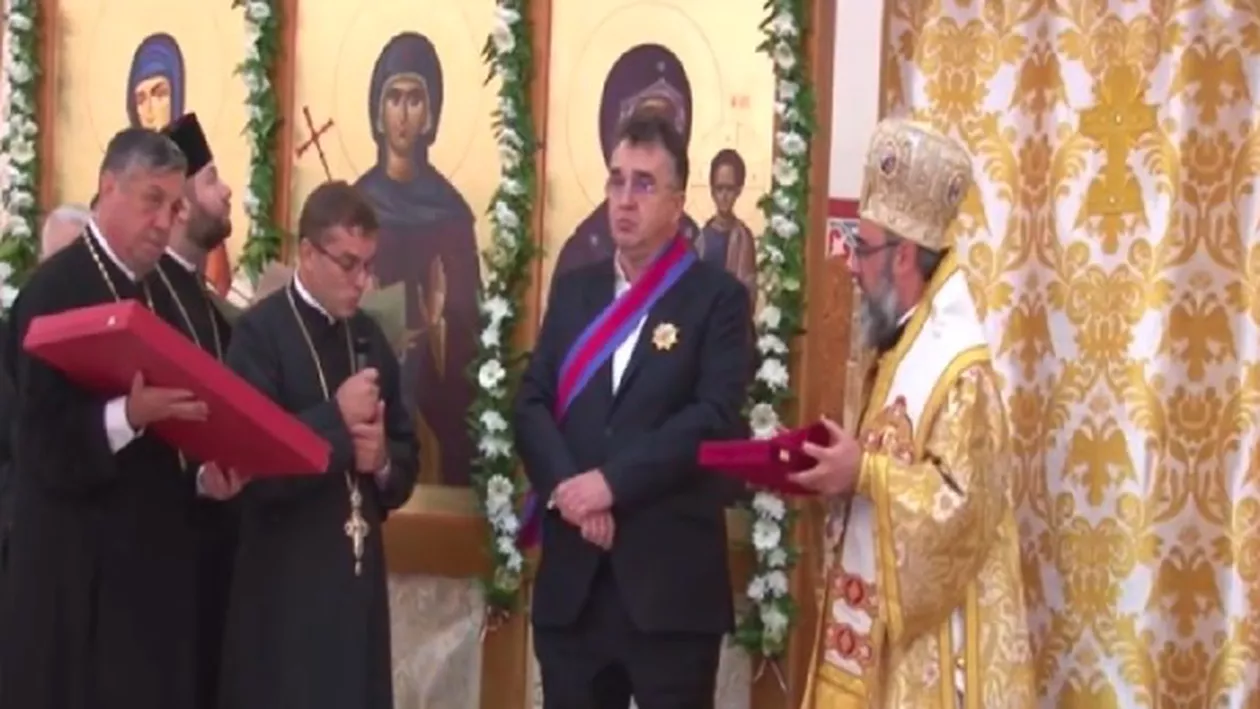 Marian Oprișan și alți social-democrați, decorați de BOR: Preotul catedralei din Focșani a încercat să-i pupe mâna șefului CJ Vrancea, dar acesta s-a ferit la timp (VIDEO)
