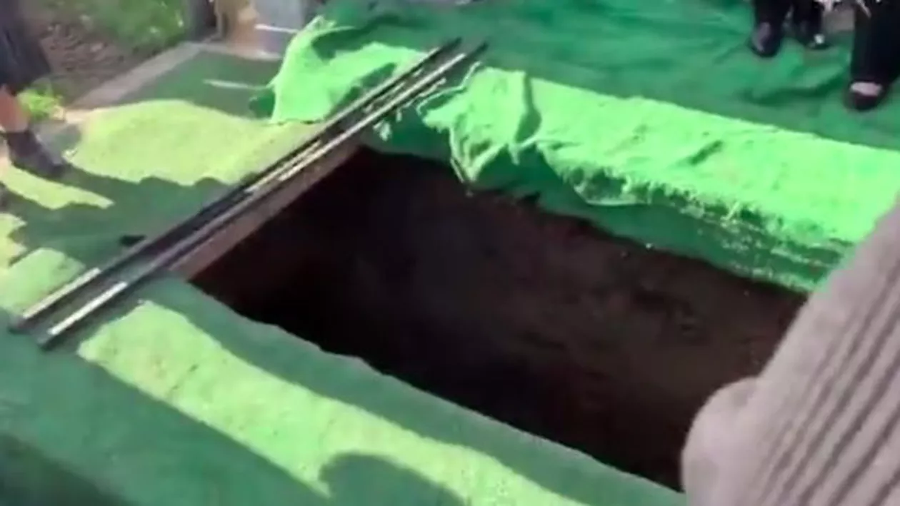 SCENE HORROR la înmormântare! MORTUL a început să URLE și să bată disperat în sicriul coborât în groapă: ’Lăsați-mă să ies. E al naibii de întuneric aici’! Ce a urmat ÎNTRECE ORICE IMAGINAȚIE (FOTO, VIDEO)