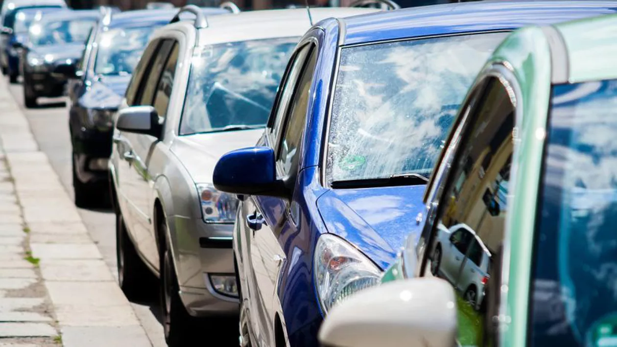 Ce pățești în România dacă parchezi pe trotuar?