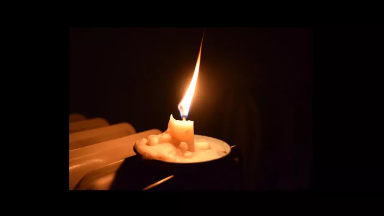 TRAGEDIA ZILEI: A ARS DE VIU în propria locuință! O CANDELĂ aprinsă l-a ucis: Cum a fost posibil așa ceva (FOTO)