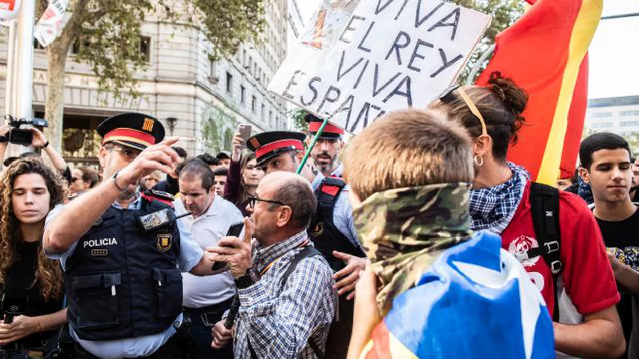 PROTESTE de amploare la Barcelona: Separatiștii catalani au blocat două artere rutiere care fac legătura între Spania și Franța