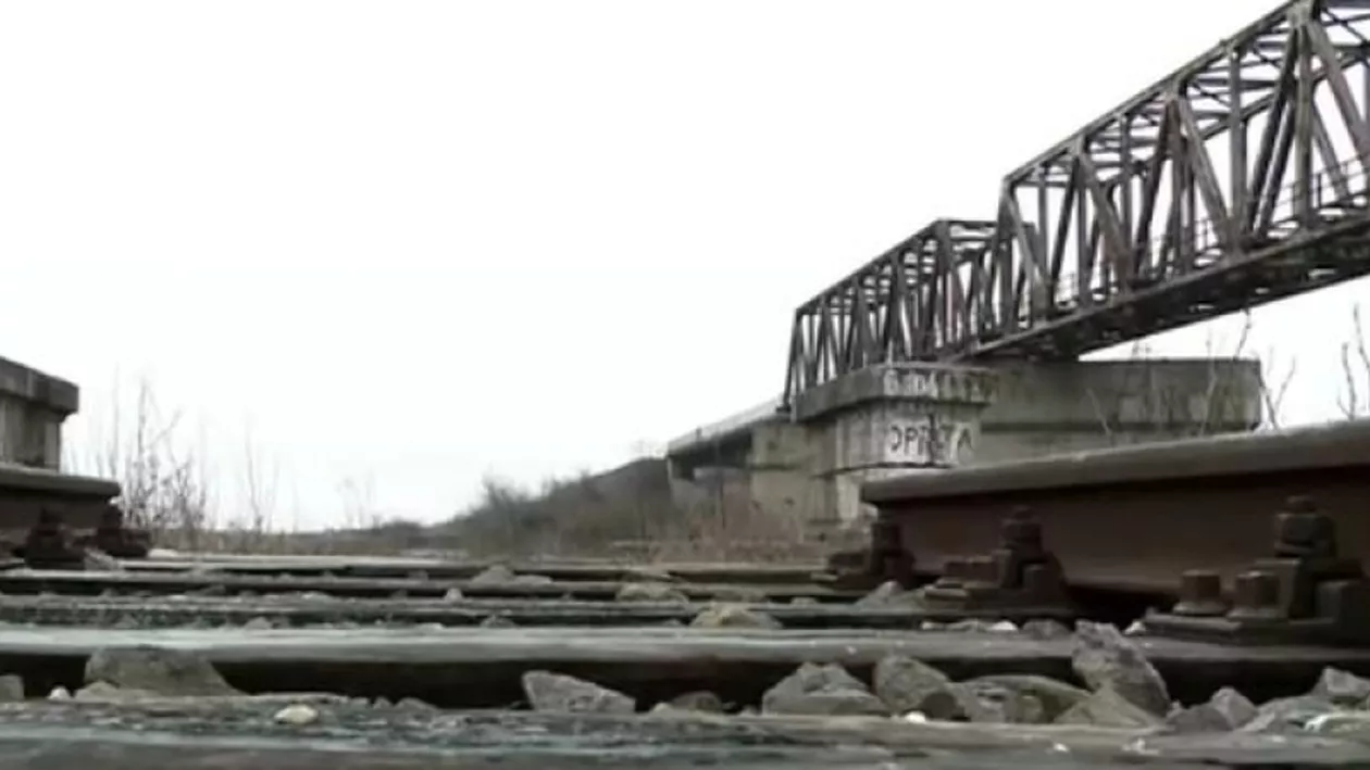 Povestea fără sfârșit a podului feroviar de la Grădiștea, distrus de inundații în 2005: Licitația pentru reconstrucția sa, anulată pentru că niciun constructor nu s-a înscris (DOCUMENT, VIDEO)