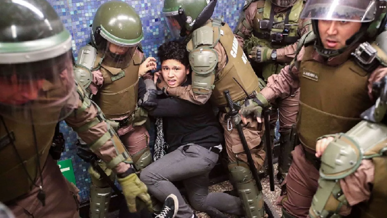 Violențele iau amploare în Chile. Președintele îi proclamă pe demonstranți drept 'inamici' (FOTO, VIDEO) 