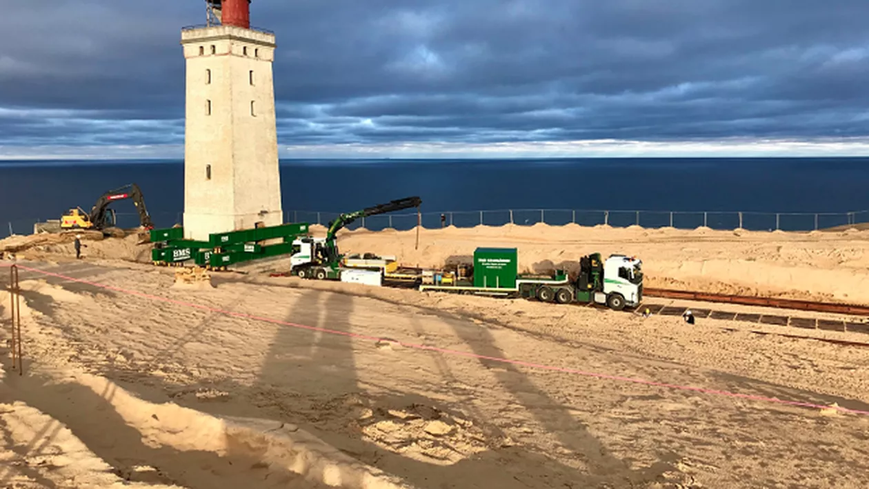 Momentul în care un far de semnalizare maritimă a fost mutat pe șine pentru a nu se prăbuși în mare (FOTO, VIDEO)