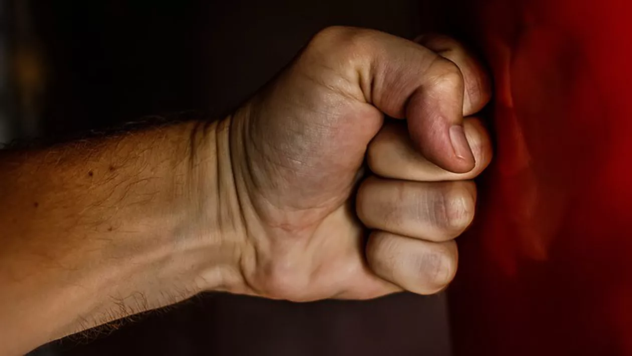 Femeie bătută crunt de un polițist din Olt: ”Mi-a dat cu picioarele, cu pumnii, cu vătraiul...” (VIDEO)