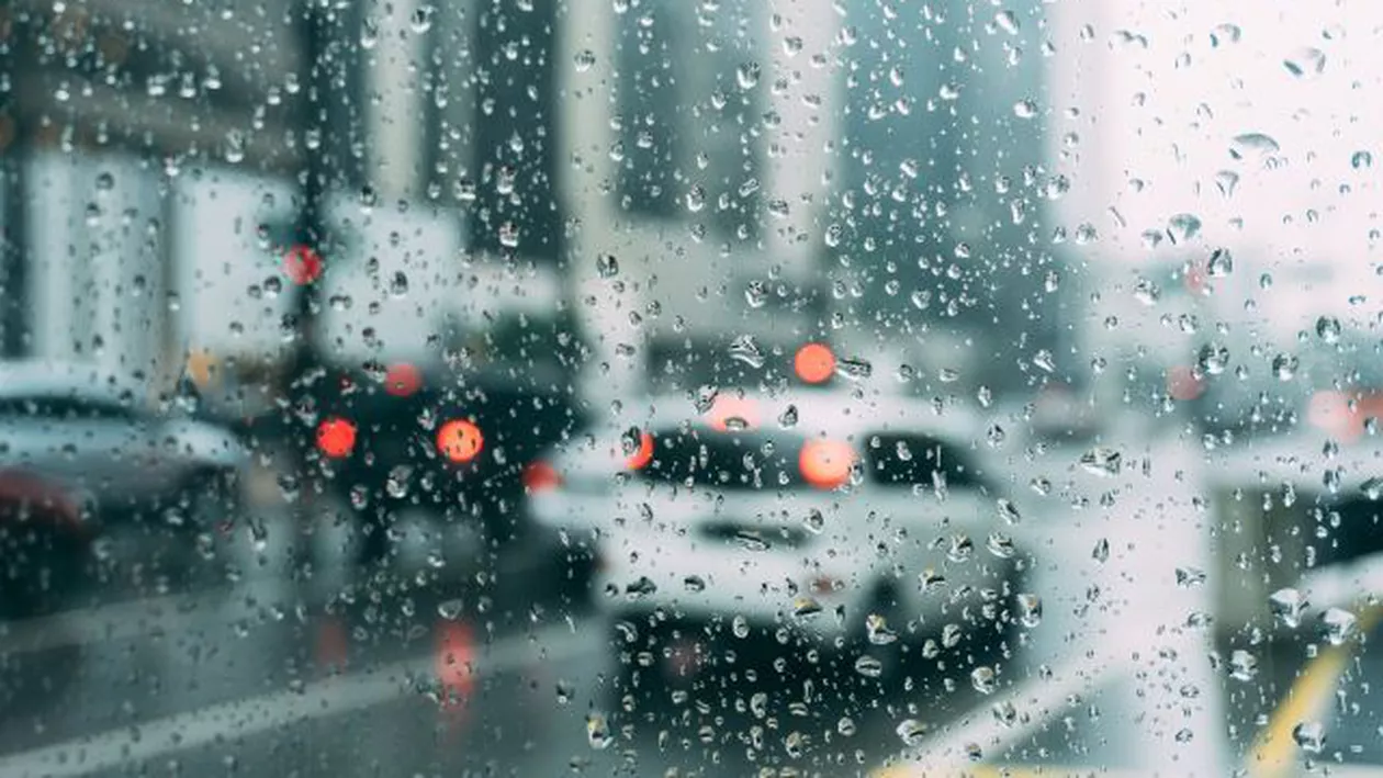 Se schimbă VREMEA: Urmează zile cu ploi și temperaturi scăzute. Unde se vor semnala lapovițe și ninsori