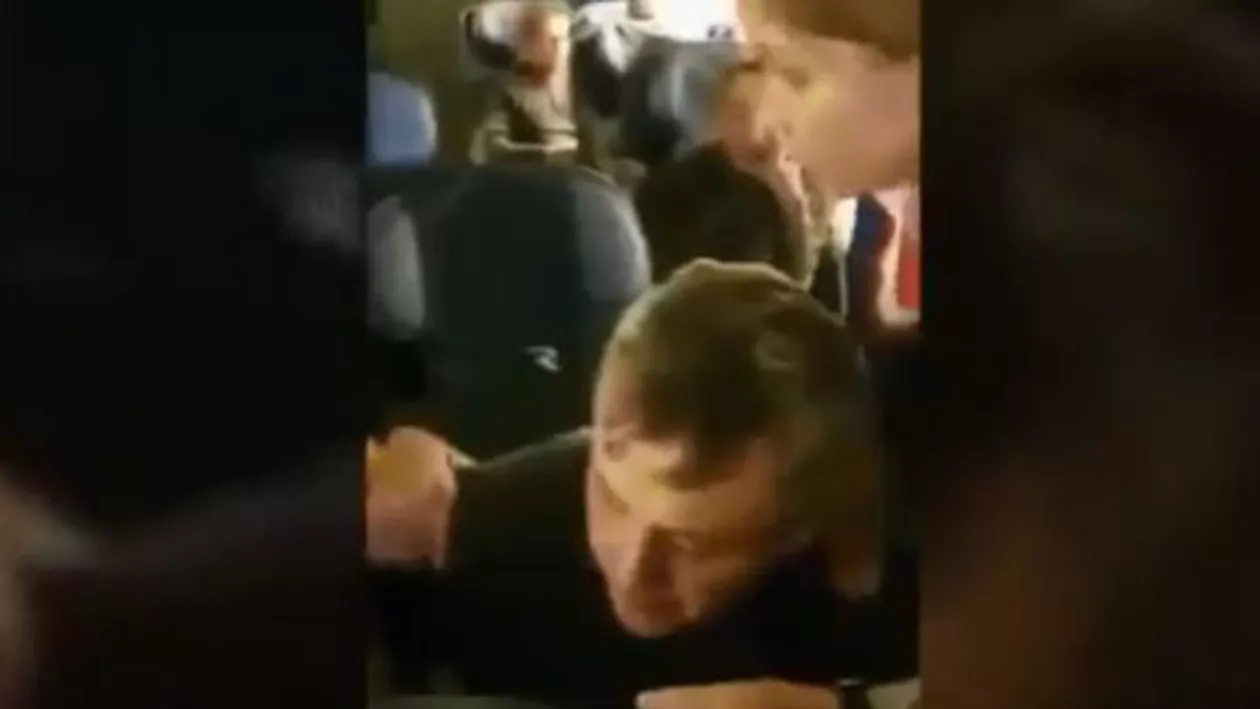 ULUITOR! Pasagerii unui avion, PRINȘI de stewardesă în timpul RELAȚIILOR SEXUALE! S-a rugat de ei SĂ SE OPREASCĂ! (VIDEO)