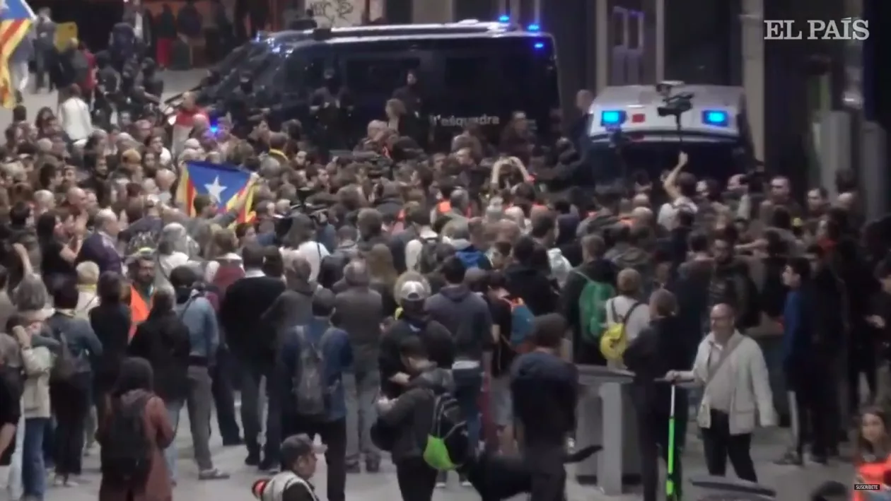 Barcelona, măcinată de proteste: Separatiștii au luat cu asalt străzile și încearcă să blocheze stațiile de metrou (IMAGINI ÎN DIRECT)