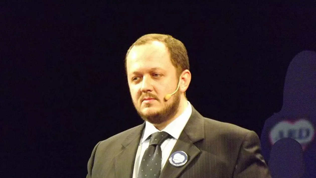 Adrian Papahagi: Klaus Iohannis are datoria să-și explice mandatul la o dezbatere, nu pentru contracandidați, ci pentru electorat. Până și Iliescu s-a confruntat cu Rațiu și Câmpeanu, în `90