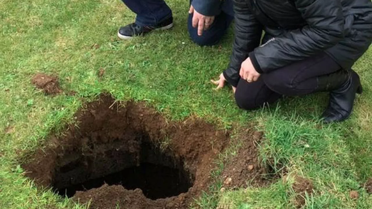 Doi soți au găsit o groapă imensă în curtea casei și nu înțelegeau de unde a apărut. Dar când au aflat despre ea, nu le-a venit să creadă
