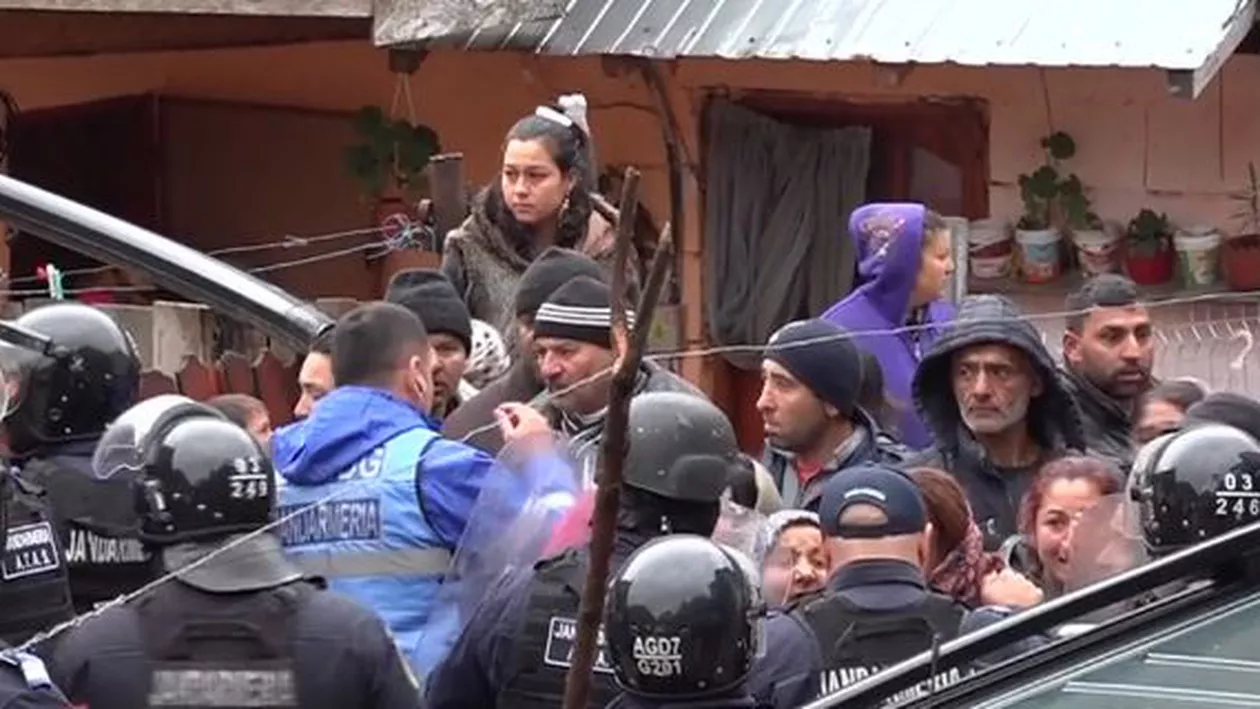 Scandal de proporții în Argeş, după ce jandarmii au evacuat mai multe familii în prag de iarnă
