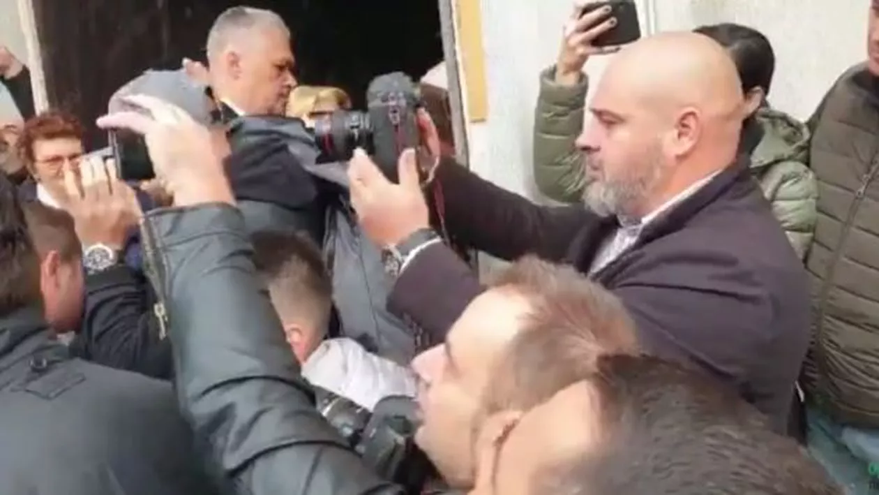 Viorica Dancilă, huiduită la Timișoara. Protestatarii au așteptat-o cu pietre: „Jos labele de pe banii pentru spitalul de copii bolnavi de cancer!”