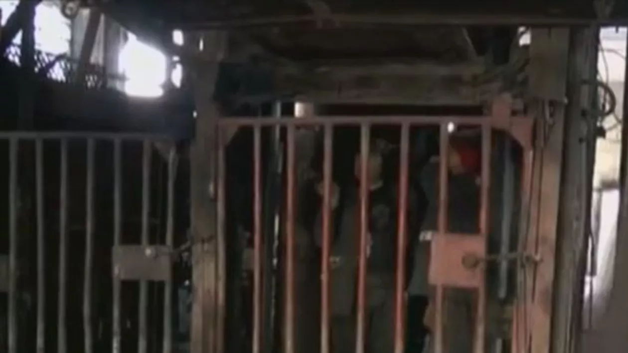 Peste 100 de mineri protestează de 5 zile în subteran şi ameninţă cu greva foamei (VIDEO)