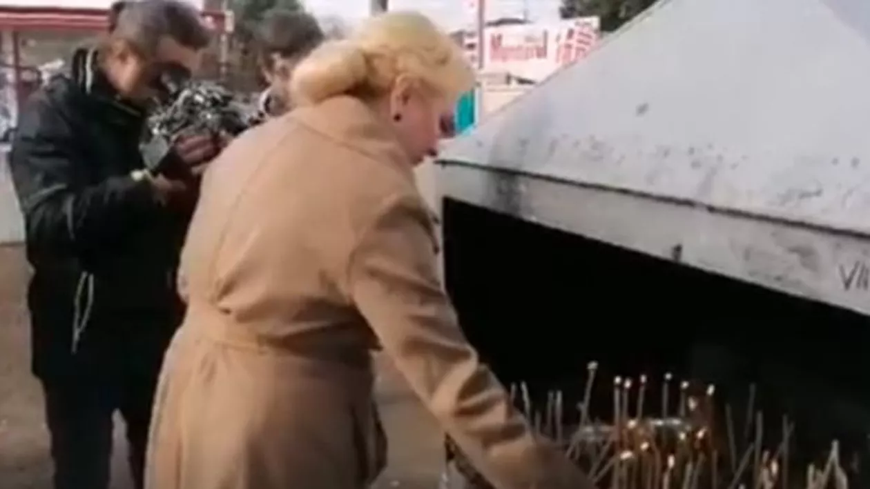 Dăncilă, după ce a aprins mai multe lumânări: Să îi dea Dumnezeu gândul cel bun lui Klaus Iohannis și să voteze Viorica Dăncilă