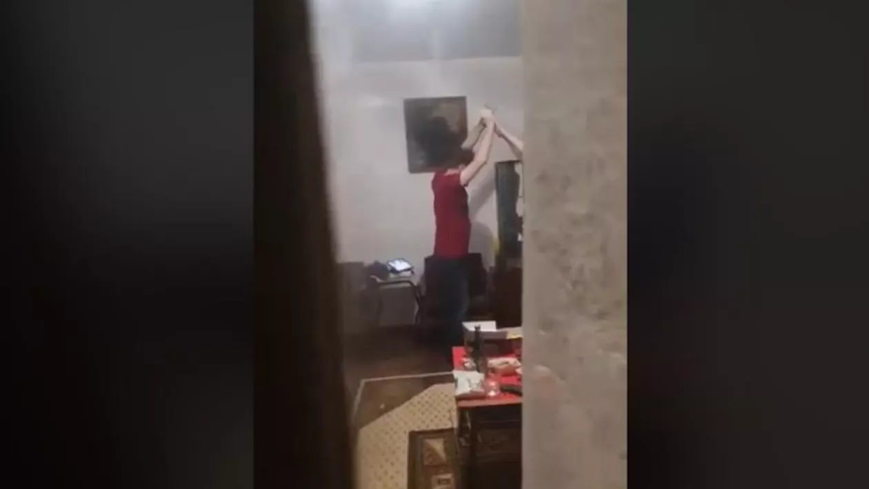 VIRAL: DOAMNE MANELEȘTE! Filmul care RUPE România ortodoxă în aceste momente! INCREDIBIL ce fac doi slujitori ai Domnului... (VIDEO)