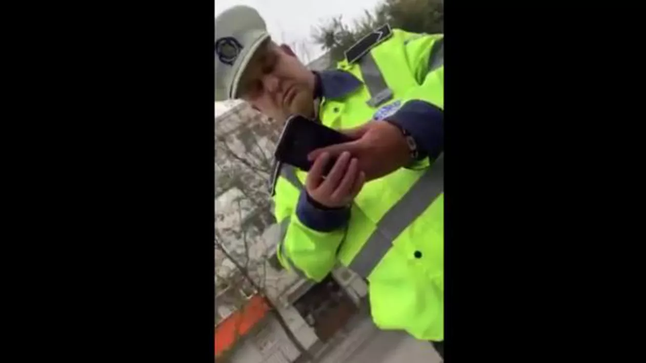 Polițistul local care și-a înjurat un coleg de la Rutieră a primit o amendă de 1.300 de lei (VIDEO)