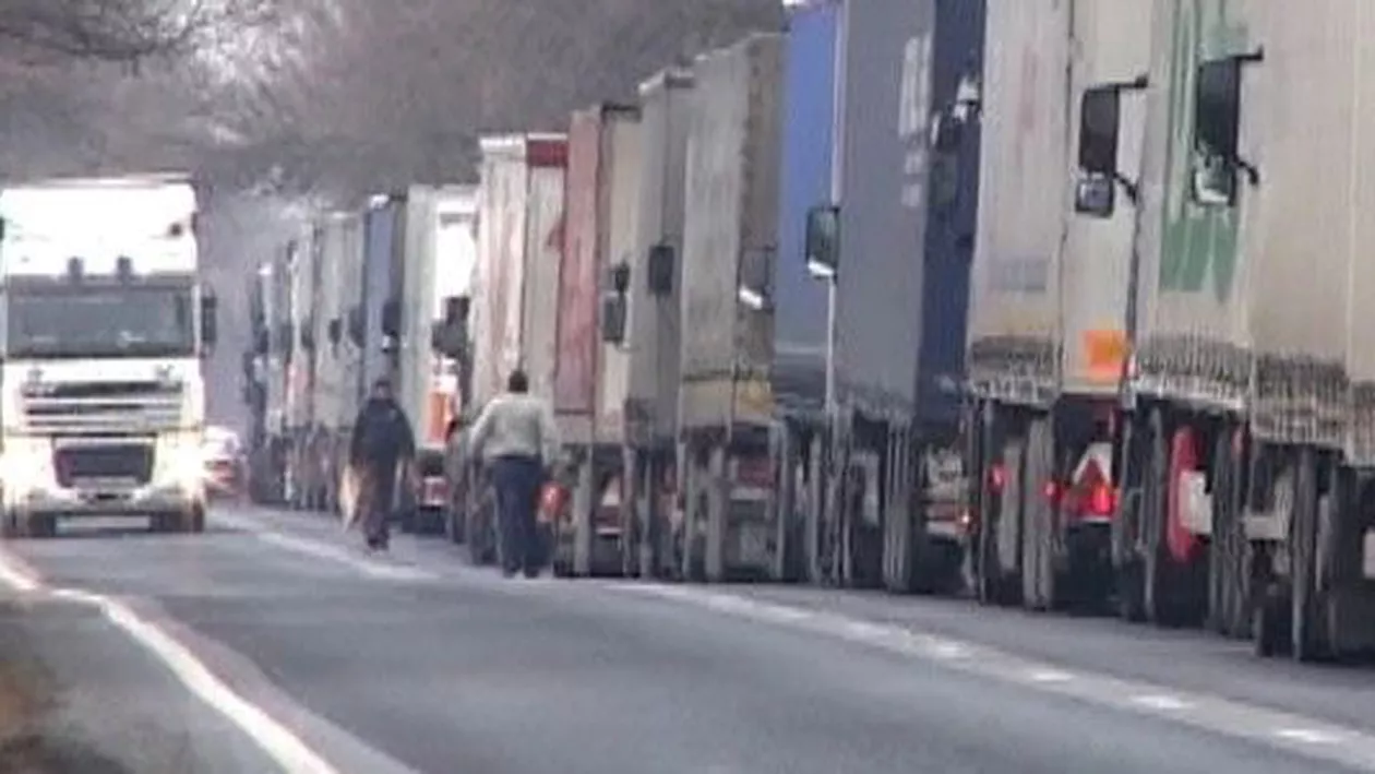 Transportatorii amenință cu ample PROTESTE la frontiera cu Ungaria: 'Sunt ZECI DE KILOMETRI de camioane la graniță'