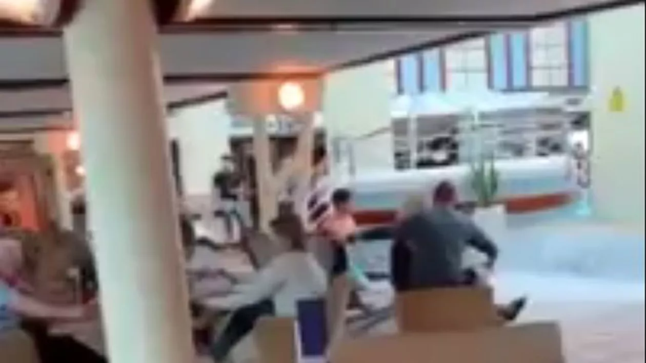 Tipic britanic! Comportamentul HALUCINANT al pasagerilor când vasul de croazieră în care se află, surprins de furtună, se înclină (VIDEO)