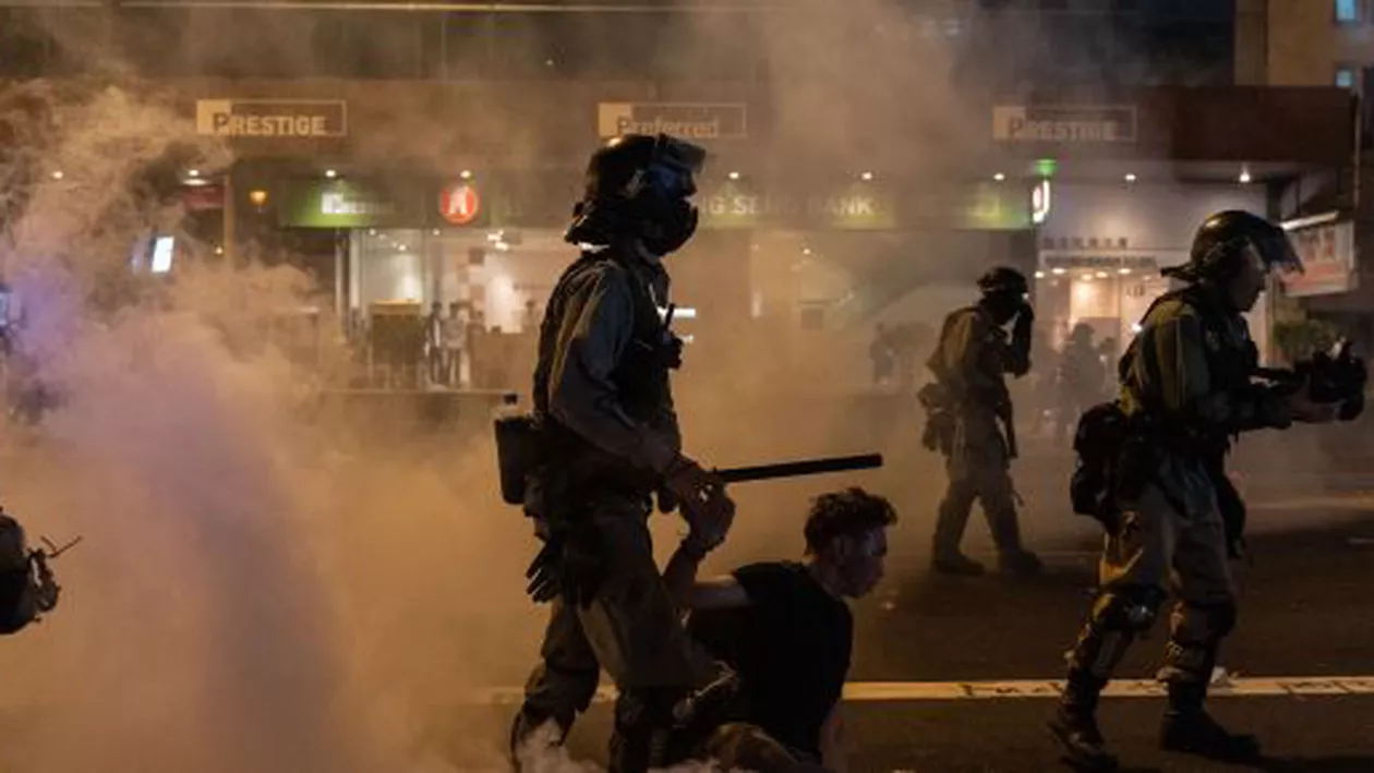 Continuă protestele violente în Chile: Universități, biserici și alte clădiri de patrimoniu din capitala Santiago, vandalizate de manifestanții furioși