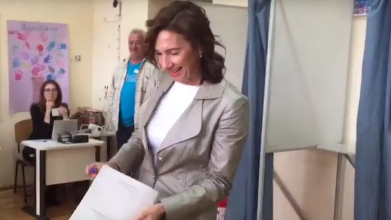 Moment INEDIT la VOT: Un fotograf se împiedică și CADE chiar la picioarele lui Carmen Iohannis. Reacția DE MILIOANE a Primei Doamne (VIDEO)