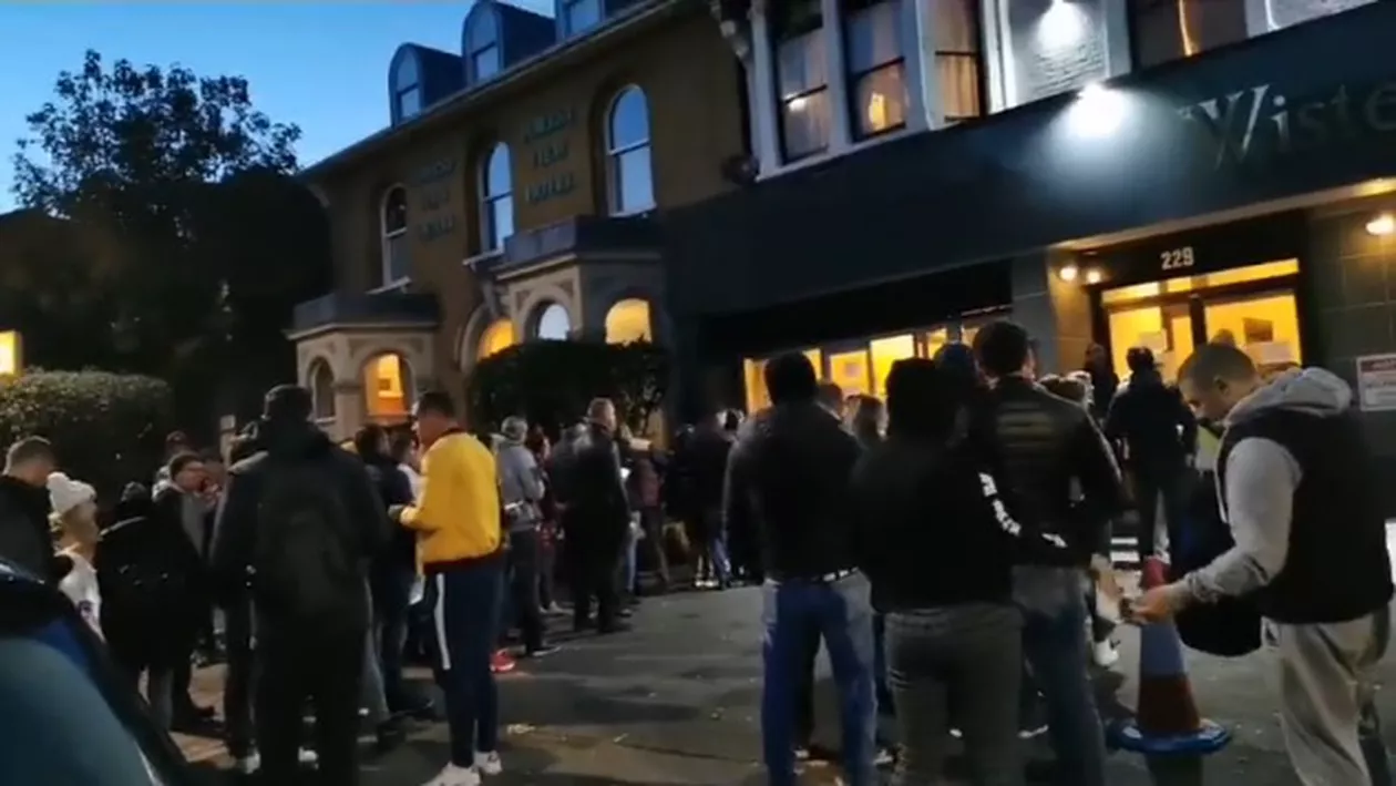 ALEGERI PREZIDENȚIALE 2019 / Coadă de zeci de persoane la Stratford, duminică seară. Românii din Marea Britanie, a doua comunitate din diaspora la nivel de prezență până în acest moment (VIDEO)