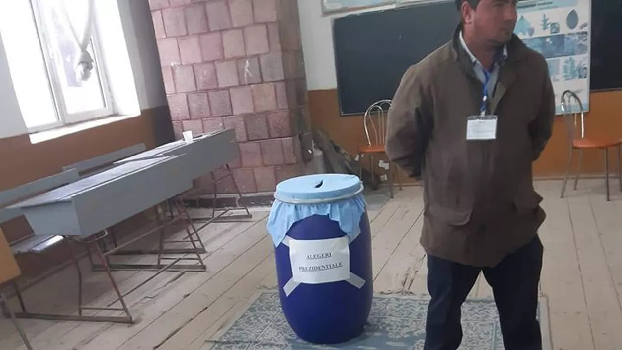 ALEGERI PREZIDENȚIALE 2019 / Urna improvizată dintr-un butoi de murături la Vâlcea. La o secție din Amsterdam, alegătorii și-au depus voturile într-o pubelă neagră (FOTO)
