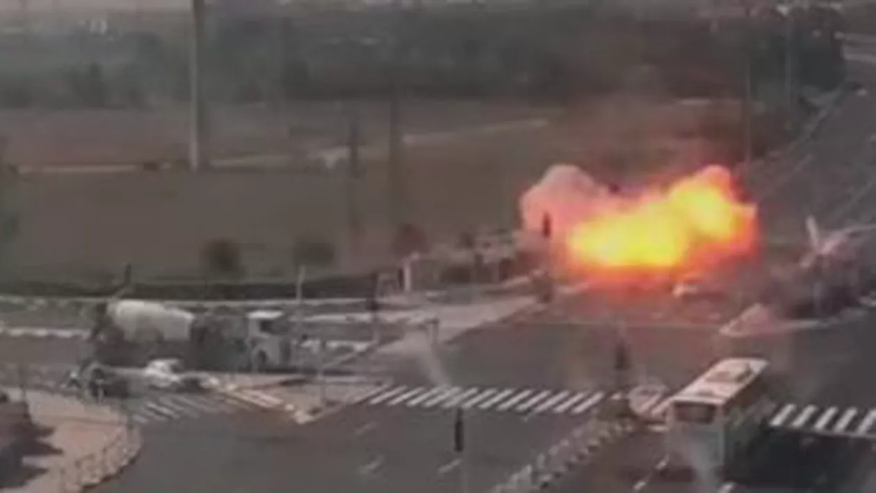 Momentul în care o rachetă lansată de militanții palestinieni lovește o autostradă intens circulată de lângă Tel Aviv (VIDEO)
