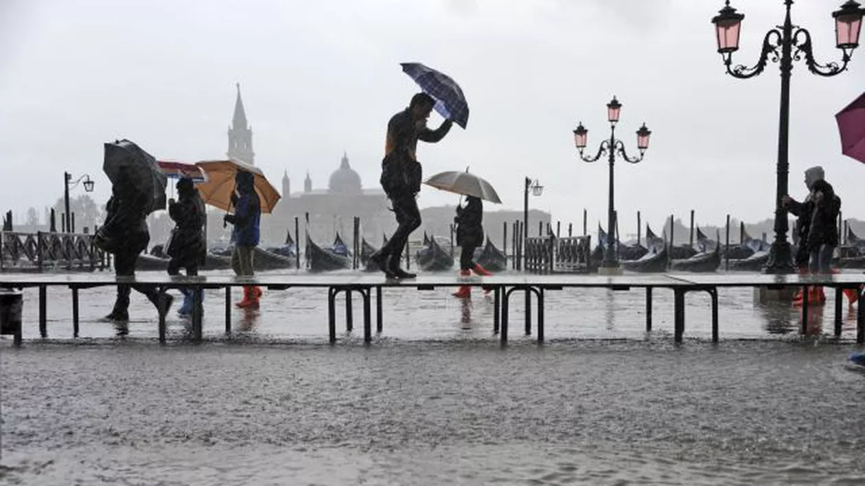 Maree istorică în Veneția: Piaţa San Marco este complet inundată. Acqua alta a ajuns la un vârf de 1,87 de metri (VIDEO)