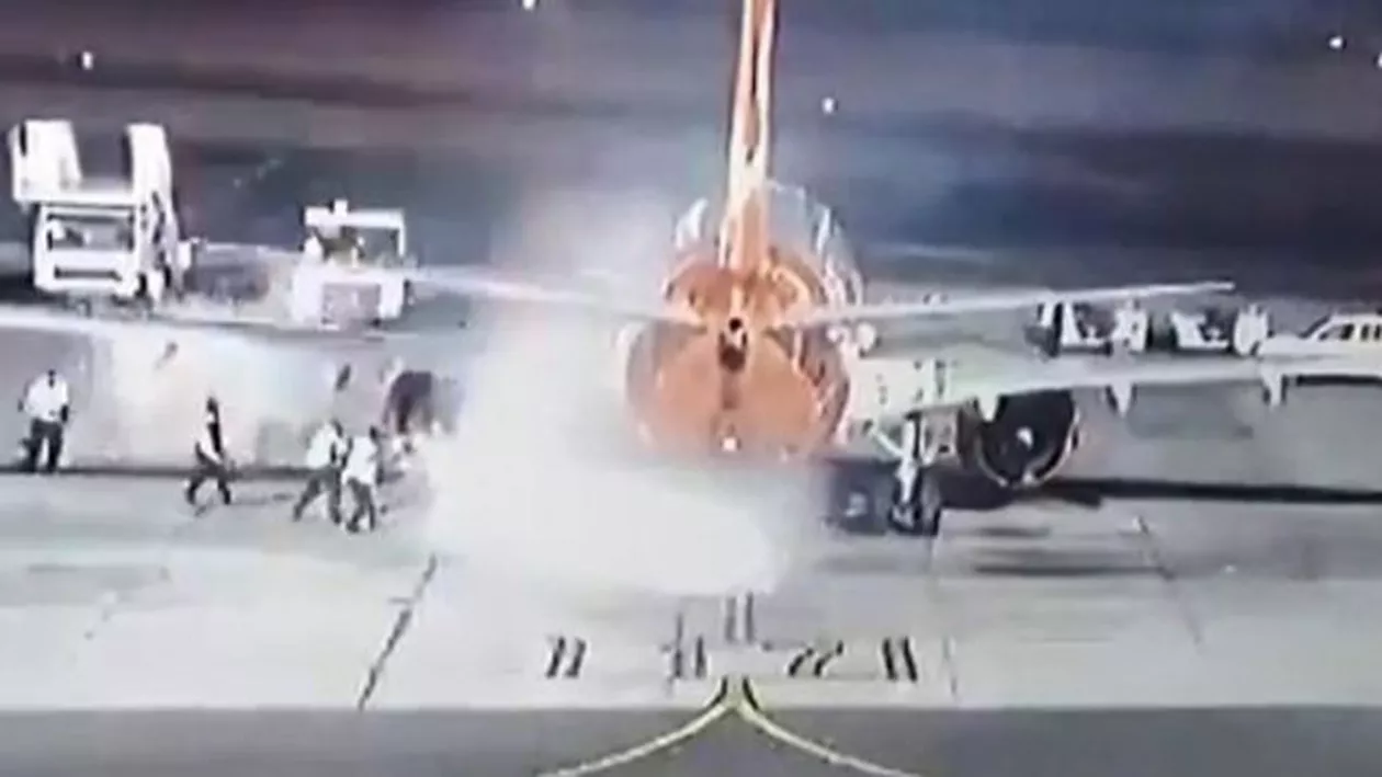 AVION ÎN FLĂCĂRI! Aterizare de urgență! La bordul aeronavei sunt 195 de persoane (VIDEO)
