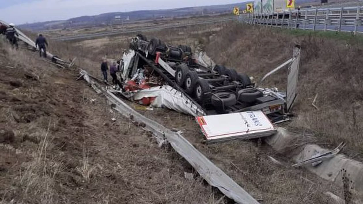 Dezastru pe Autostrada Vestului: Un tir a fost făcut praf. Imagini de coșmar (FOTO)