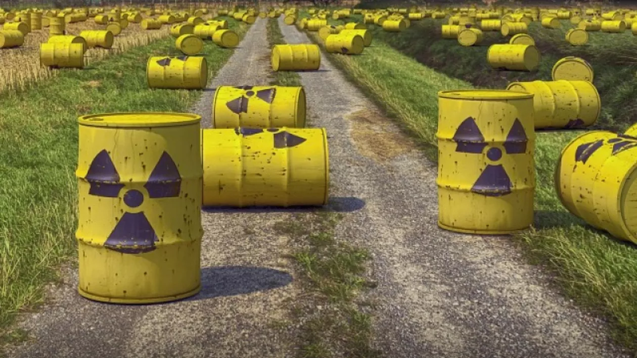 Tren radioactiv, blocat de activiștii Greenpeace. Transportă prin Europa tone de uraniu care emite radiaţii mortale