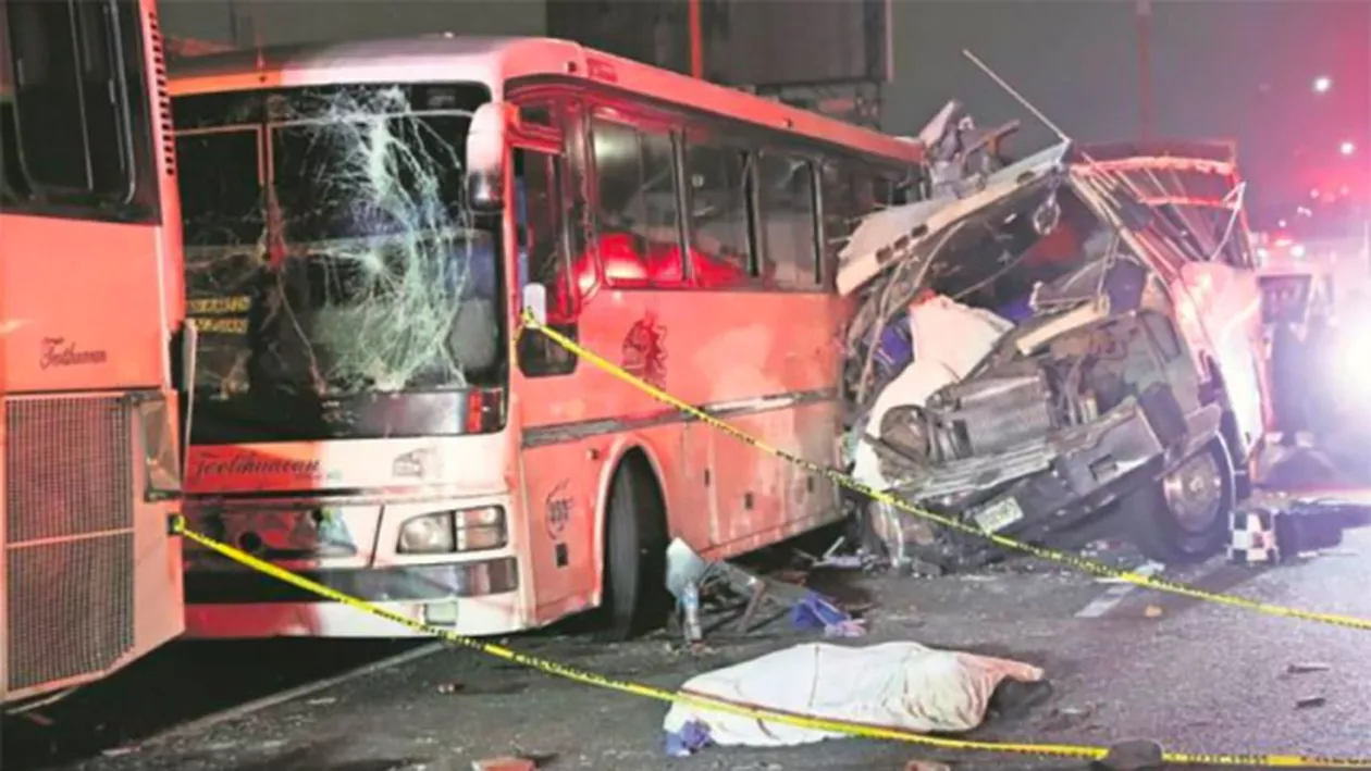 Mexic: Accident TERIBIL cu trei autobuze. Bilanțul VICTIMELOR