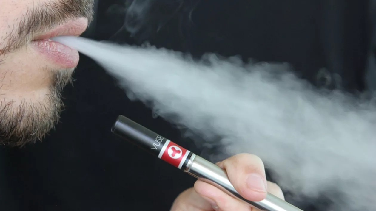 E OFICIAL: Poţi fi ARESTAT dacă fumezi ţigări electronice în public! Autoritățile tocmai au făcut anunțul