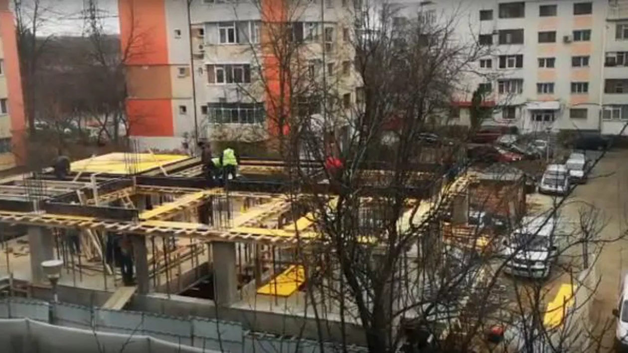 Scandal imobiliar în Iași: Un antreprenor continuă construirea unui bloc, deși există ordin de sistare a lucrărilor, iar vecinii sunt sufocați de șantier / Mai mult, imobilul este ridicat peste două conducte de apă (FOTO, VIDEO)