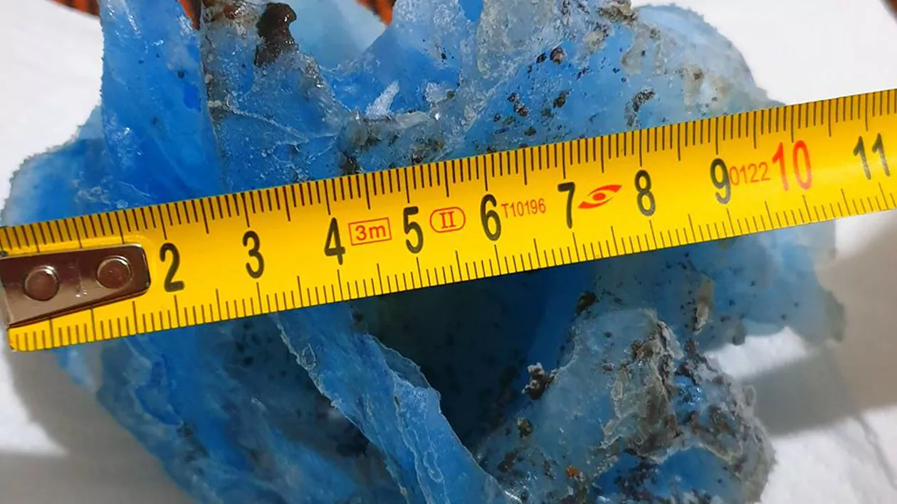 Bucată imensă de GHEAȚĂ ALBASTRĂ căzută din cer în tavanul unei case din Iași. Profesorul de fizică Silviu Gurlui vorbește pentru B1.ro de originea EXTRATERESTRĂ a fenomenului: În câteva zile vom avea primele concluzii