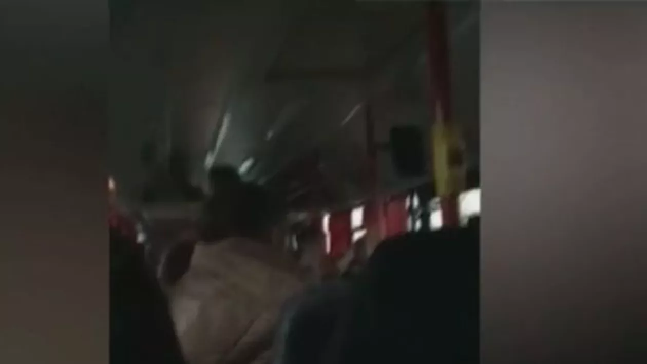 Bătaie într-un autobuz școlar, în Bacău: Un elev a lovit o fată. Părinții ei s-au răzbunat (VIDEO)