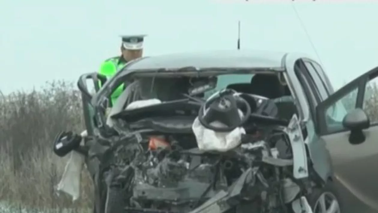 Mamă și fiul ei, spulberați de o mașină, în județul Neamț. Șoferul a încercat să evite o bătrână care traversa neregulamentar (VIDEO)