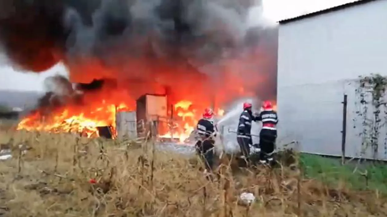 INCENDIU DE PROPORȚII la un depozit de cauciucuri din Drăgăşani. Autorităţile au trimis mesaj RO-Alert (VIDEO)